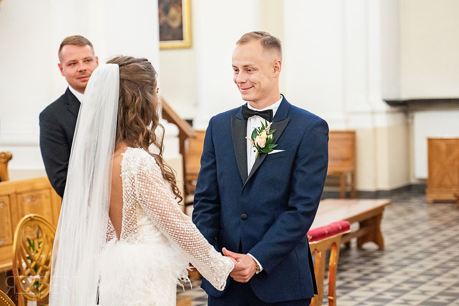 Para młoda idzie aleją drzew