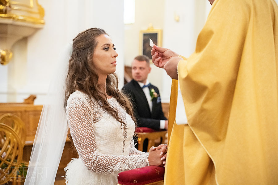 Nowożeńcy na spacerze w parku