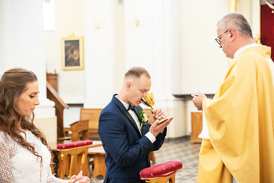 Maciej całuje Beatę w czoło pod drzewem