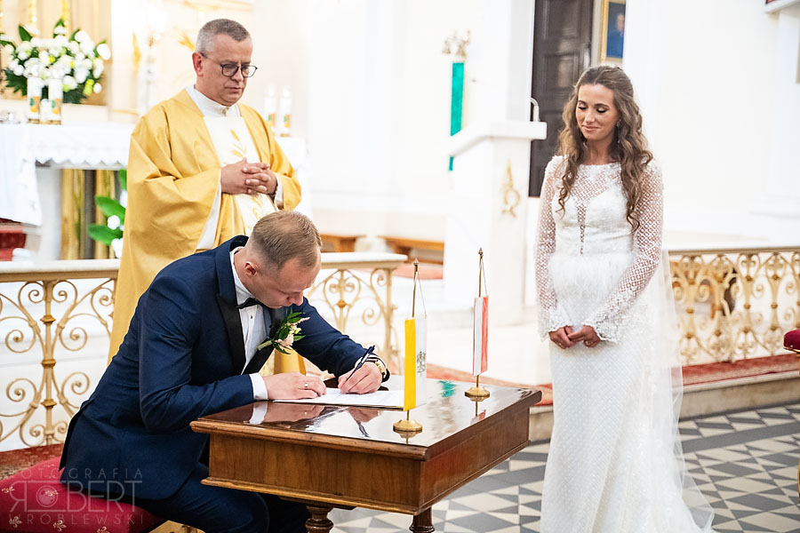 Bliskość Beaty i Macieja w ogrodzie