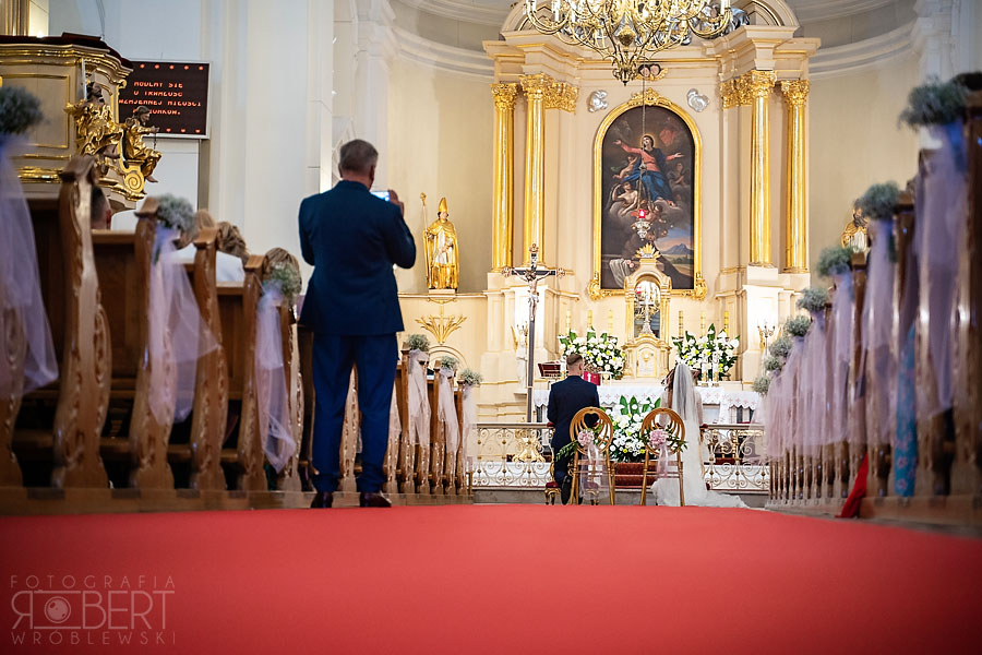 Spacer nowożeńców przy zachodzącym słońcu