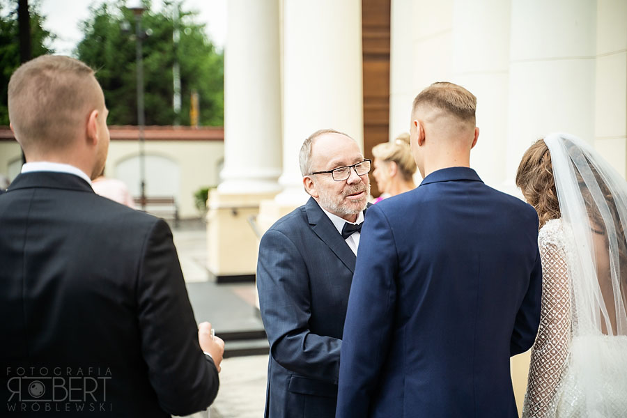 Para młoda na schodach przy wodzie
