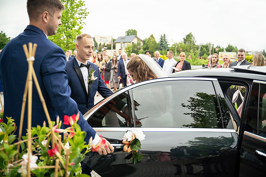 Goście weselni bawią się przy muzyce