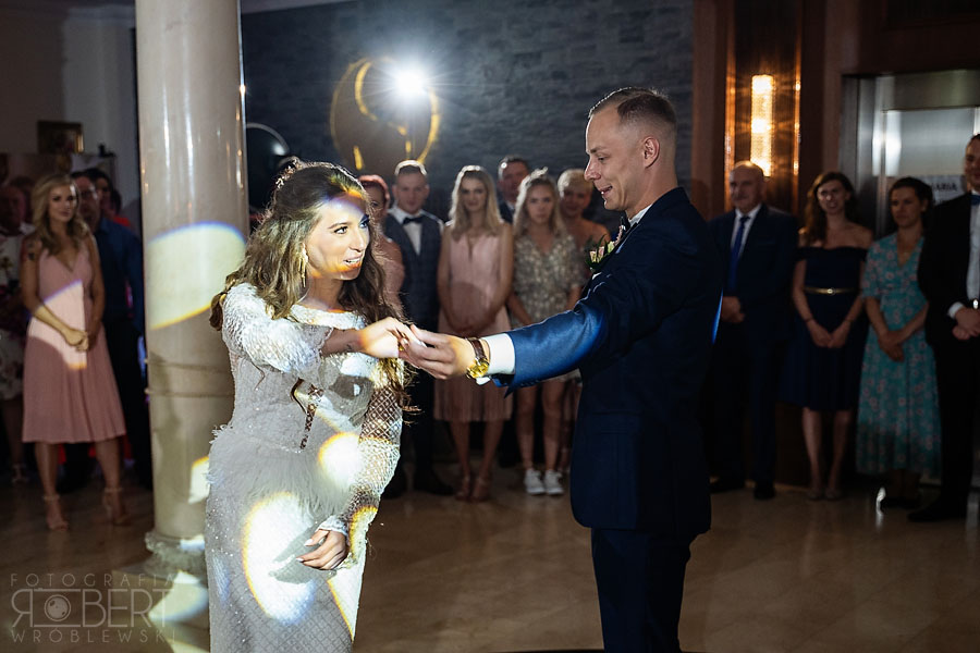 Maciej bawi się z grupą przyjaciół