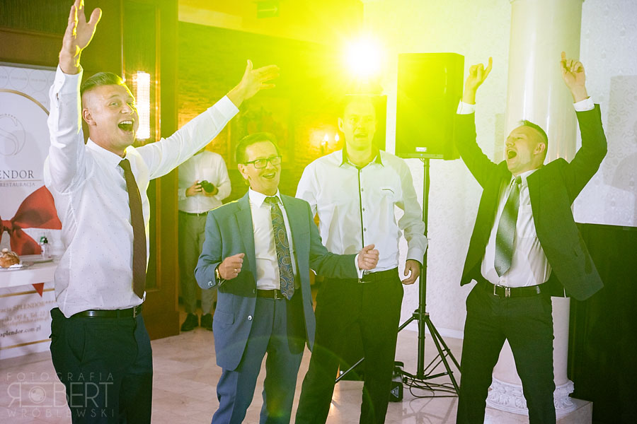Intymny portret pary młodej na sali