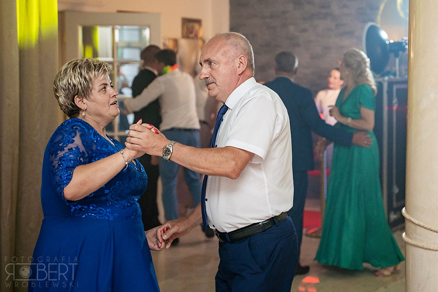 Para młoda bawi się przy muzyce