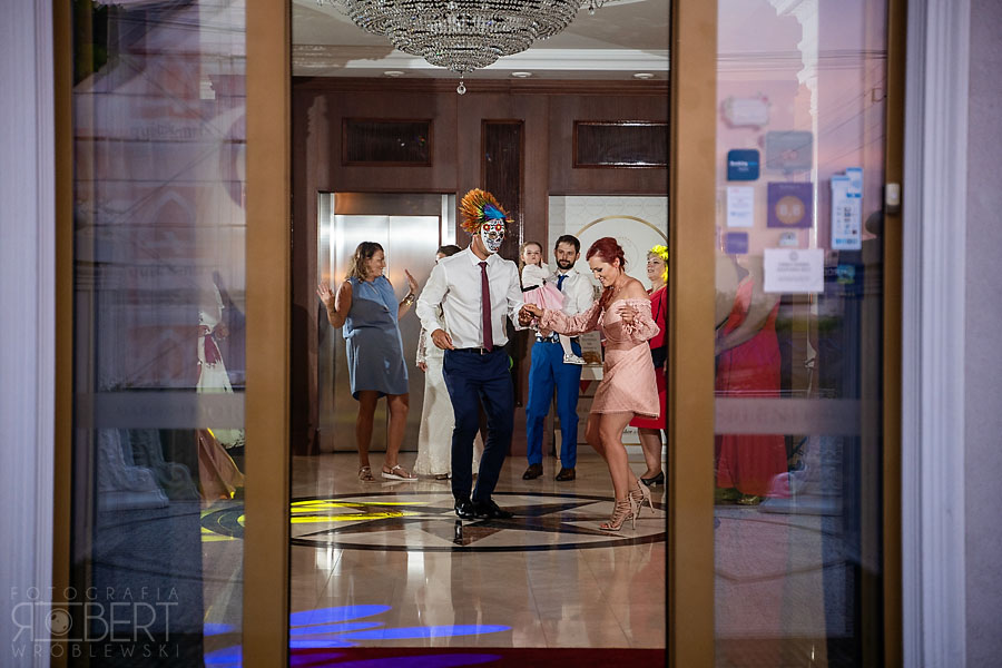 Toast i radość gości przy stołach