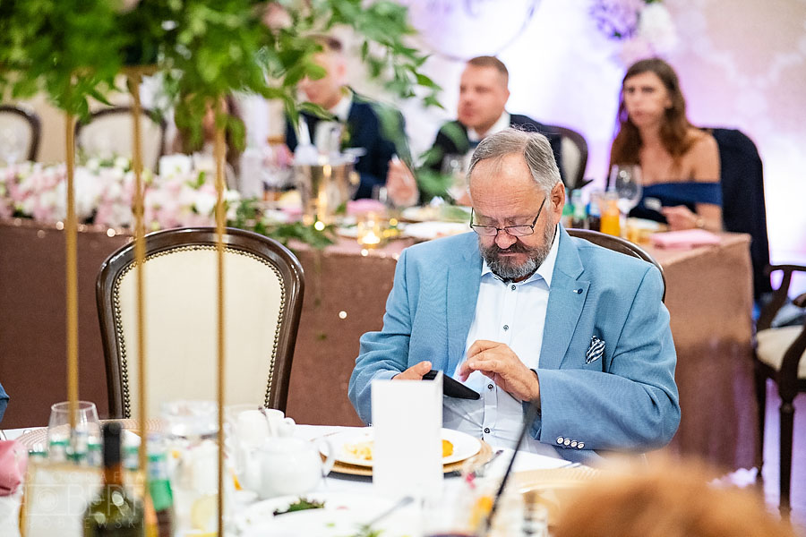 Para młoda w ciepłym oświetleniu sali