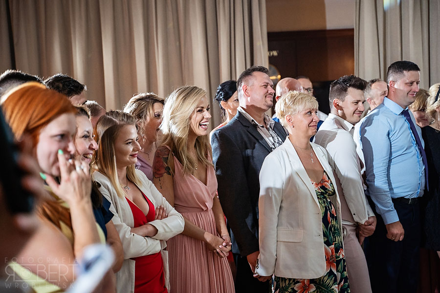 Goście weselni klaszczą do rytmu muzyki