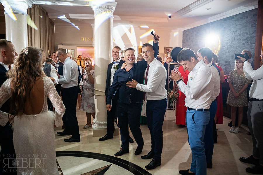 Beata i Maciej w tańcu pośród dymu