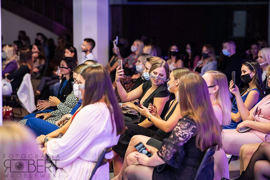 Emocjonalne zdjęcia z gali Celebration Night Fotograf reportażowy - emocje na twarzach