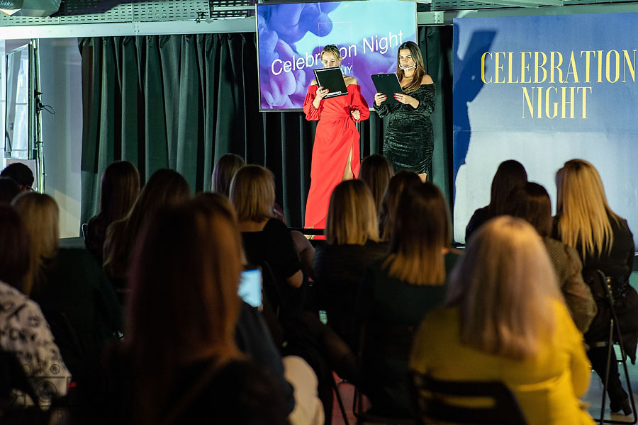 Fotografowanie reakcji publiczności Uczestnicy gali reagujący na przemówienia