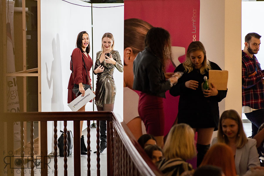 Zdjęcia spontanicznych momentów na evencie Ulotne chwile na gali biznesowej