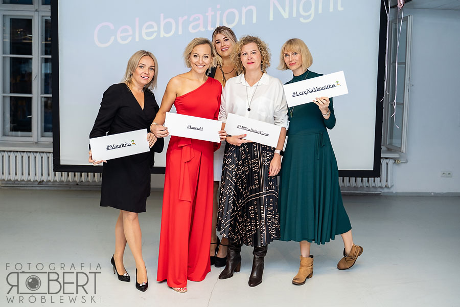 Ujęcia pełne emocji z wydarzenia Zdjęcia spontanicznych uśmiechów na gali