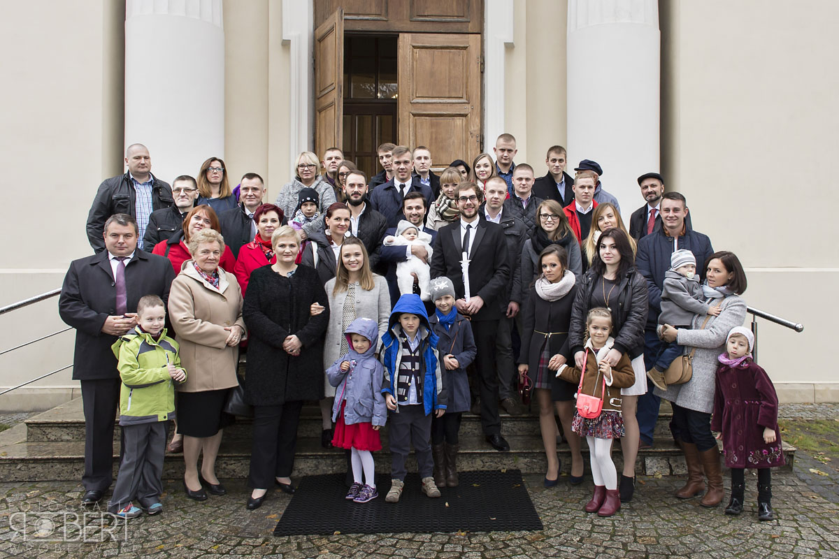 zdjęcie grupowe pod kościołem w Nadarzynie