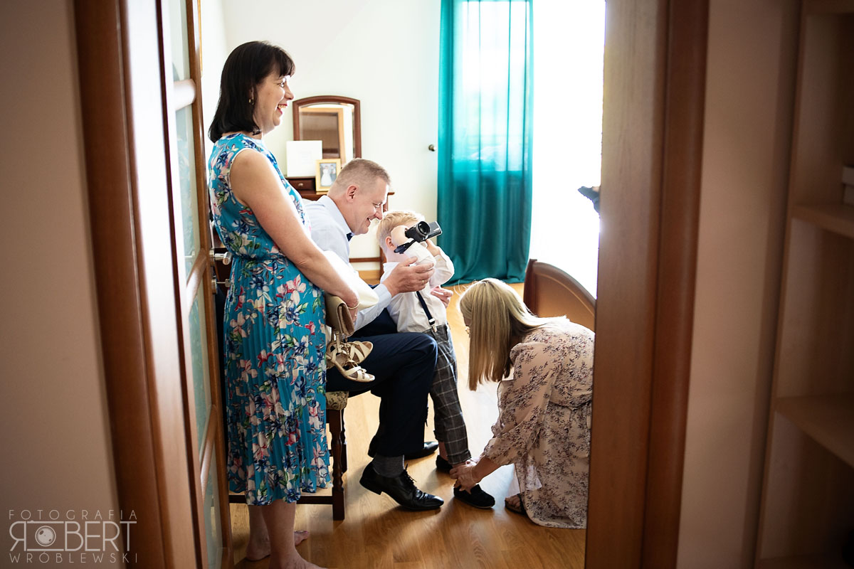 fotografowanie przygotowań chrztu