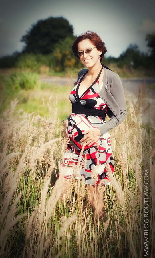 Zbliżenie na brzuch ciążowy w polu kapusty