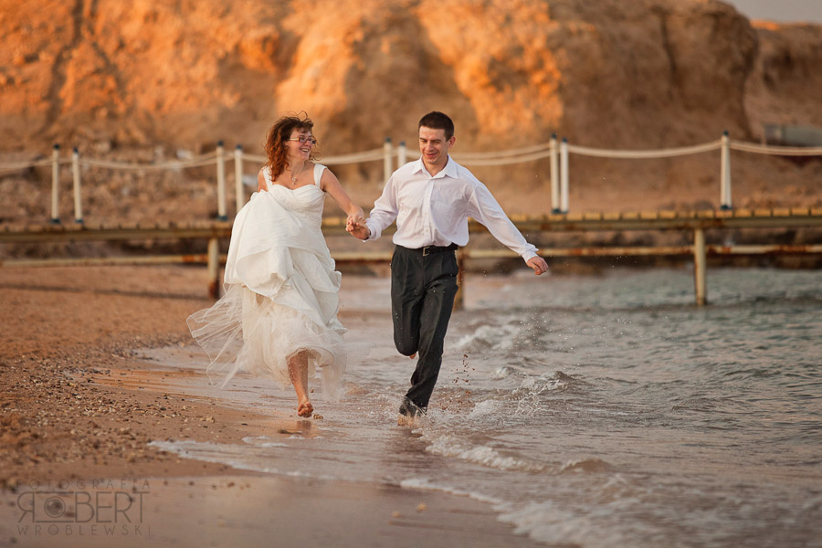 Dynamiczna sesja plenerowa na plaży