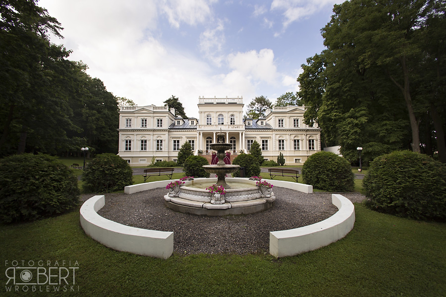 Schody w Pałacu Chojnata Detal schodów pałacowych - fotografia ślubna