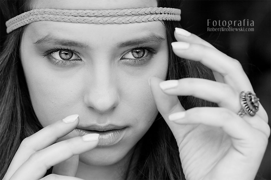 Portret modelki w czerni i bieli