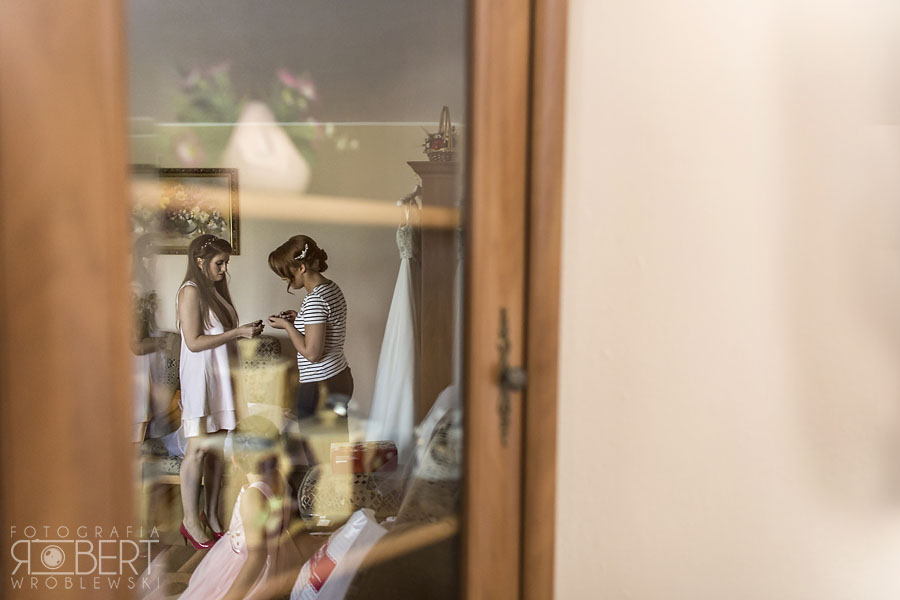 Zaproszenie ślubne na tle kwiatów