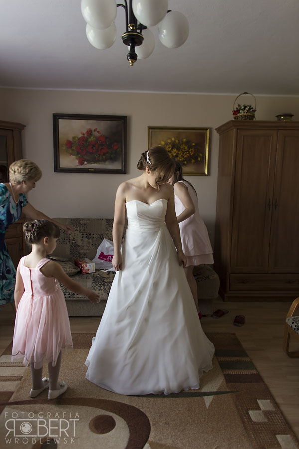 Kasia zakłada suknię ślubną