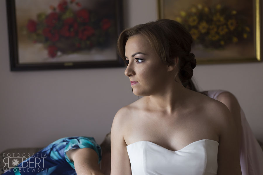 Druhny pomagają w zakładaniu butów