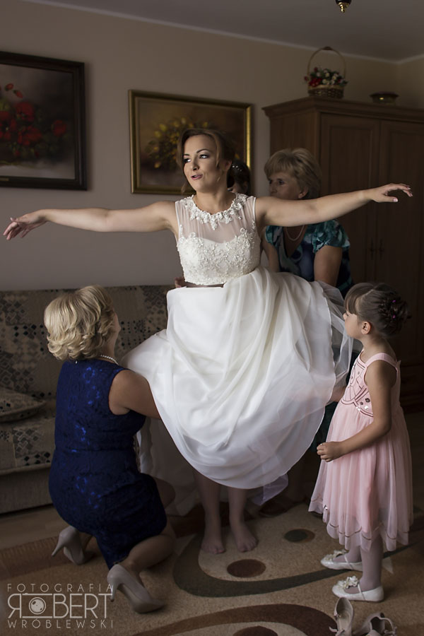 Igor wręcza bukiet ślubny Kasi