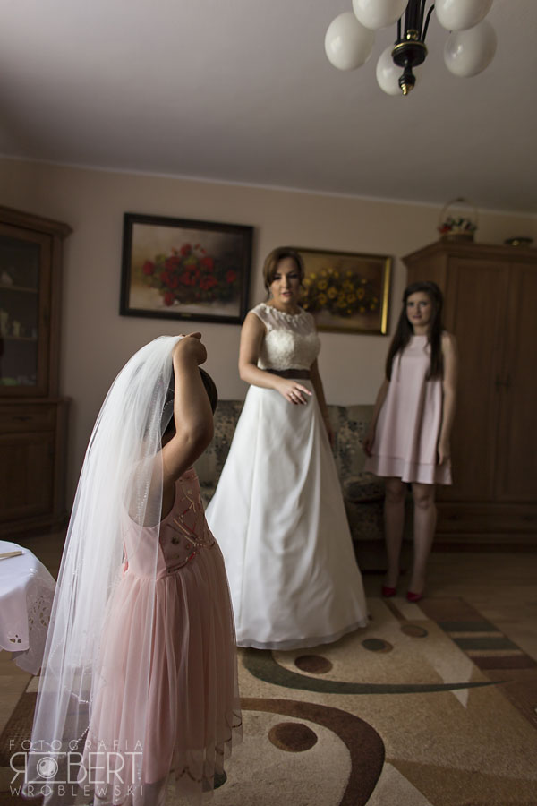 Kasia wsiada do samochodu do ślubu