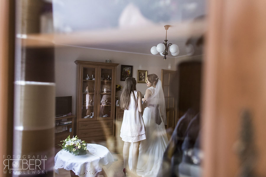 Uśmiechnięta Panna Młoda podczas ceremonii