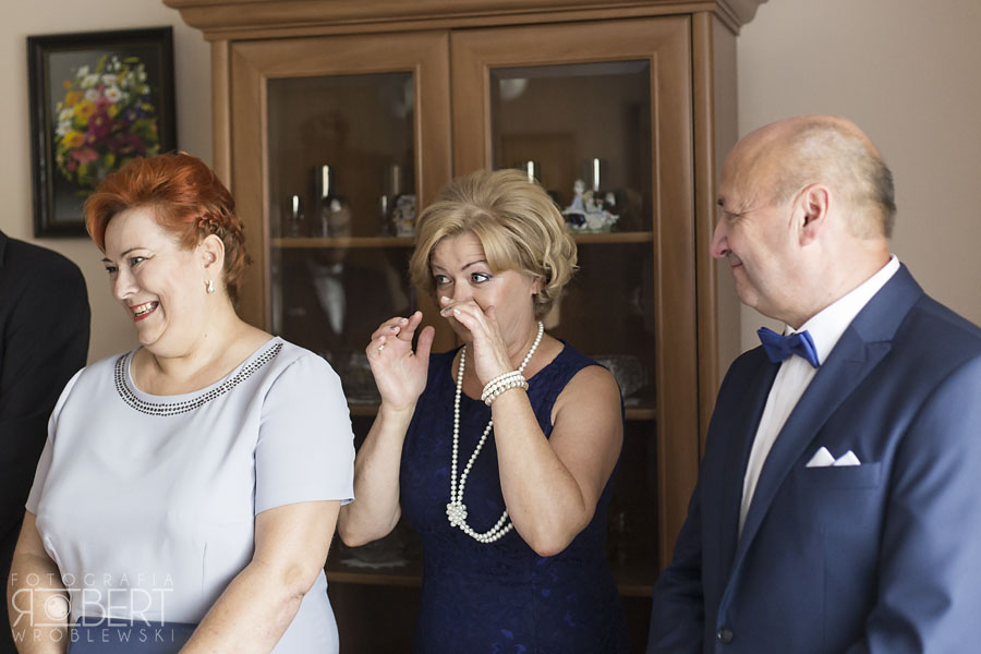 Kasia i Igor przy ołtarzu - ujęcie szerokie