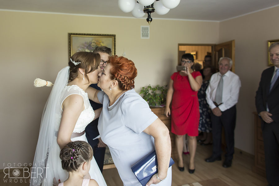 Uroczyste zakończenie mszy ślubnej