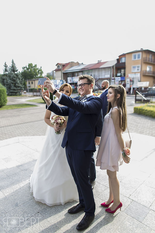 Gość weselny w radosnym ujęciu