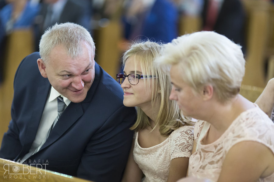 Nowożeńcy na parkiecie z gośćmi