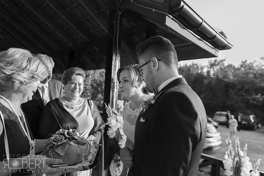 Rodzina pary młodej w ławach kościelnych