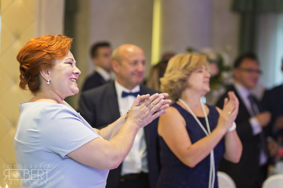 Para Młoda wchodzi na salę weselną