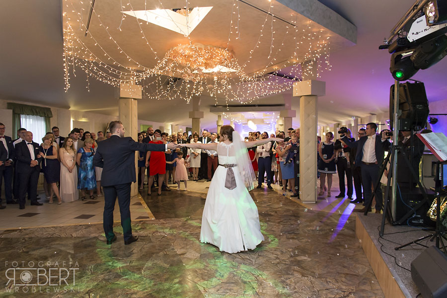 Goście weselni przy stołach - reportaż