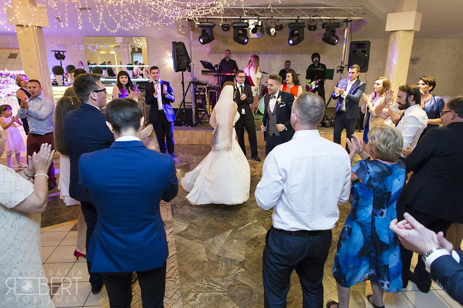 Uściski Pary Młodej z przyjaciółmi