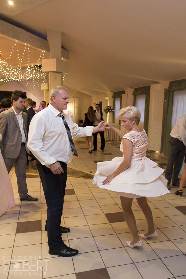 Panna Młoda Kasia w dynamicznym tańcu