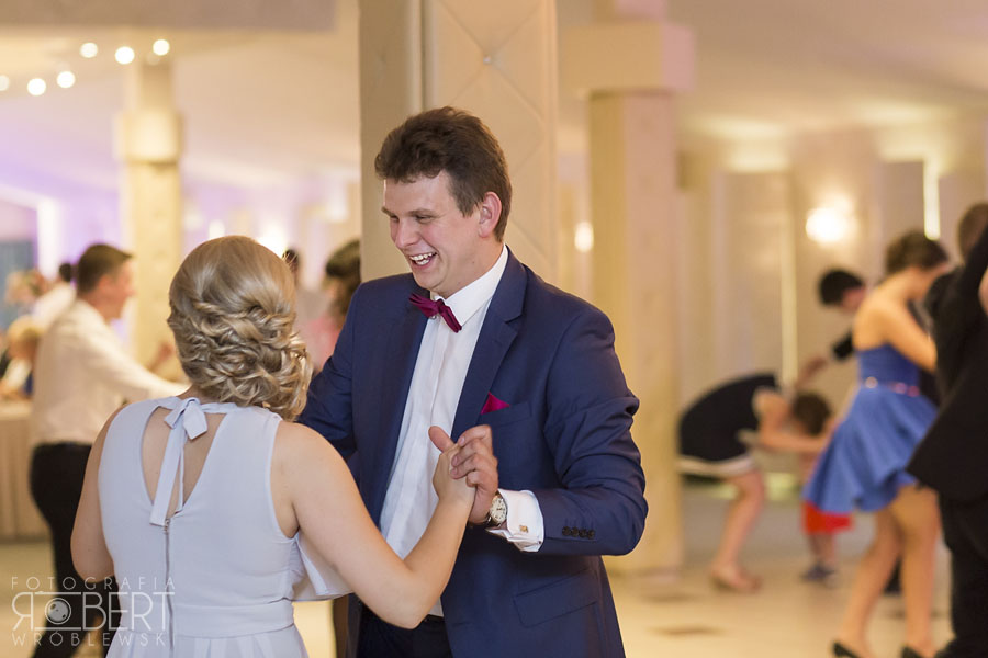 Krojenie tortu przez nowożeńców