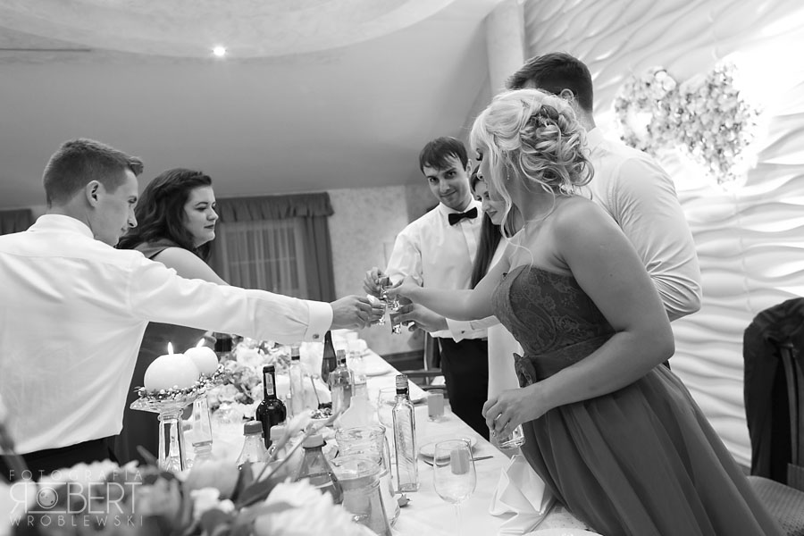 Wspólny toast Pary Młodej i rodziców