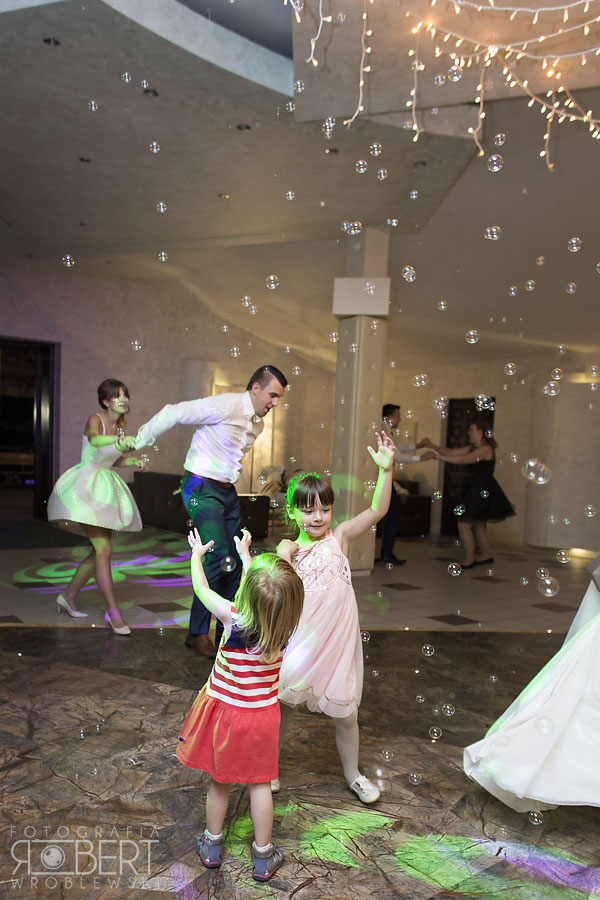 Pocałunek Pary Młodej w świetle dekoracyjnym