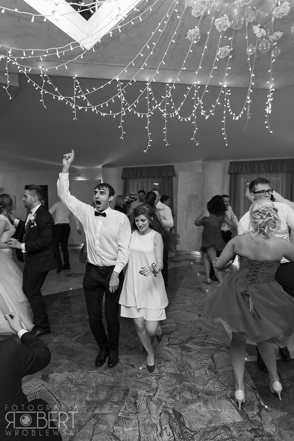 Portret Kasi i Igora na sali weselnej