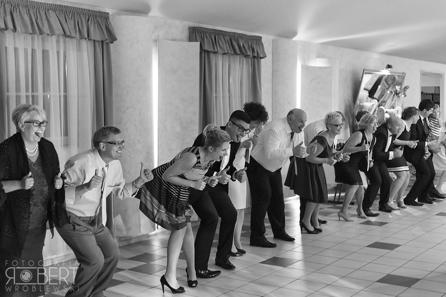 Goście biesiadujący w sali Korona w Strzeniówce