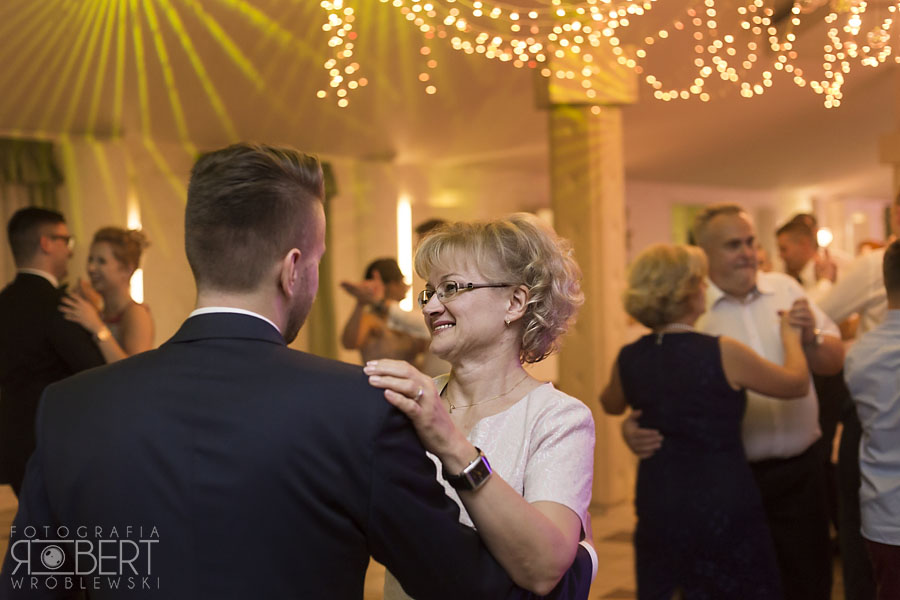 Detale butów i biżuterii Panny Młodej