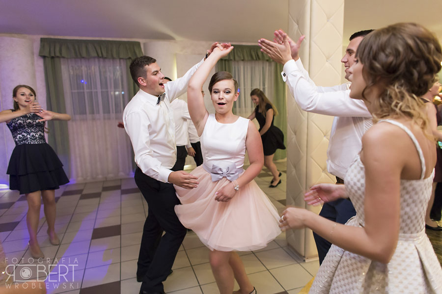 Ubieranie sukni ślubnej - pomoc druhny