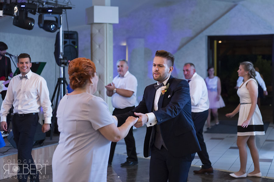 Ostatnie poprawki makijażu ślubnego