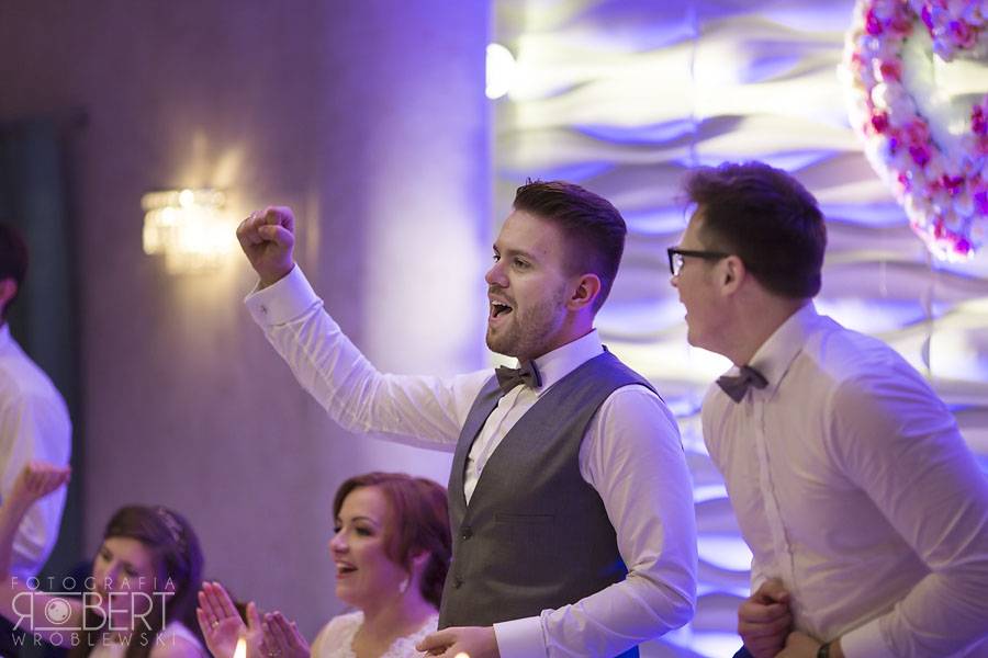 Para Młoda podjeżdża pod kościół w Grodzisku