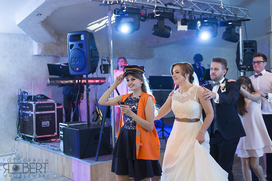 Uśmiechnięta Panna Młoda podczas mszy ślubnej