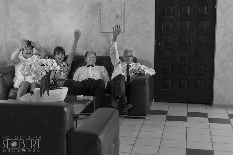 Wymiana obrączek w jasnym kościele